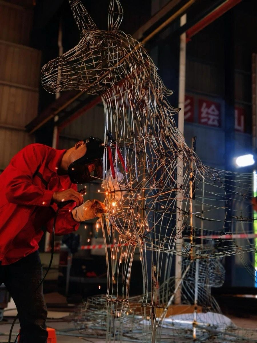 Lantern steel frame welding for horse head sculpture