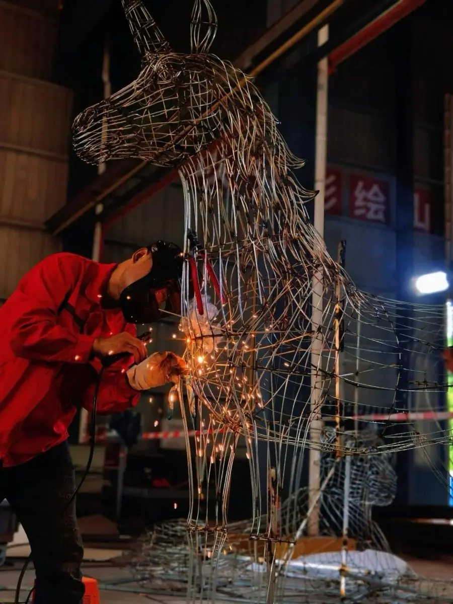Lantern steel frame welding for horse head sculpture