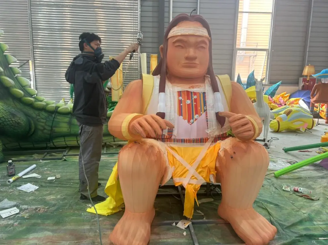 Workshop lucky child lantern figure painting process