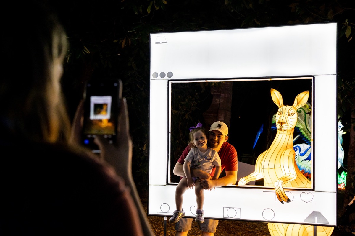 Kangaroo lantern photo frame with visitors posing inside