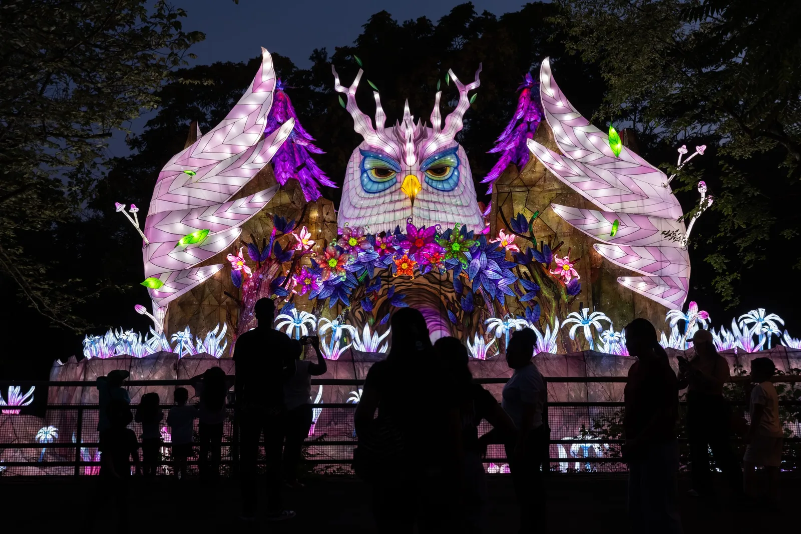 Giant Owl Guardian lantern by Spark Lantern, Zigong