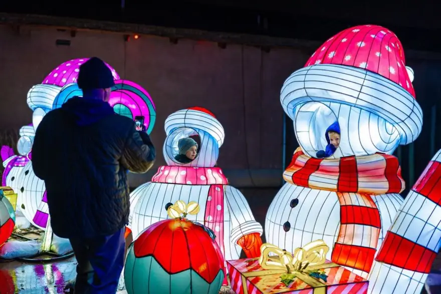 Snowman Family lantern by Spark Lantern, Zigong
